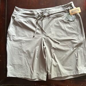 NWT Duluth Trading Cool to the Touch Shorts Size 16